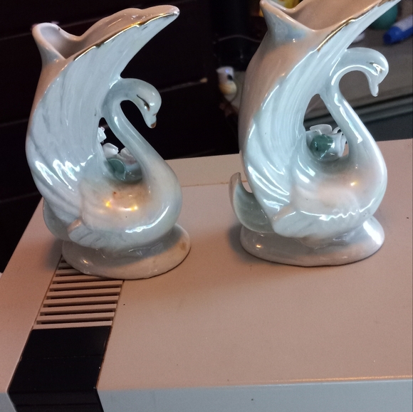 Vintage Pair of Porcelain Swan Bud Vases - Picture 5 of 9
